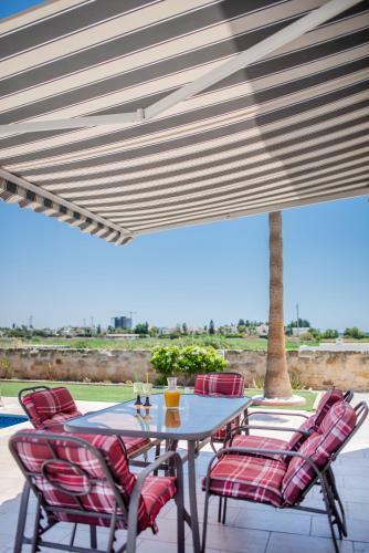 Stunning Family Villa Walking Distance From The Beach!