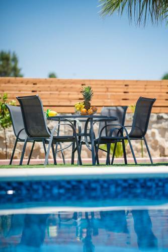 Stunning Family Villa Walking Distance From The Beach!