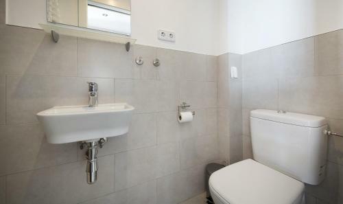 R13 Beachfront Apartment Segur