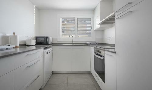 R13 Beachfront Apartment Segur