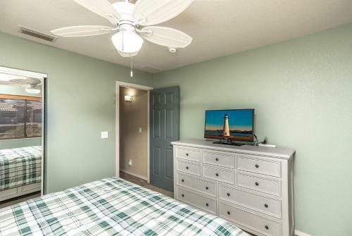 Cozy Lake Retreat Games, Pool Table
