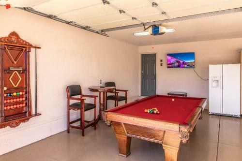 Cozy Lake Retreat Games, Pool Table