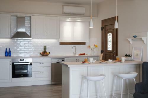 Armikes Beachfront Suites Afionas