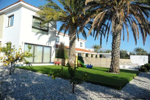 Luxury 6 Bedroom Villa With Privet Pool In Paphos