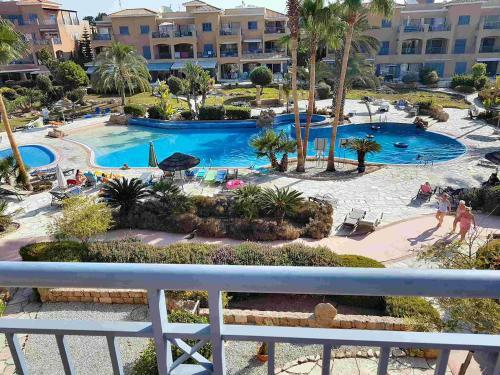 Bright 2 Bed, Pool Facing Apartment In Limnaria Gardens