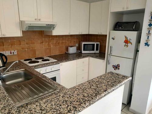 Bright 2 Bed, Pool Facing Apartment In Limnaria Gardens
