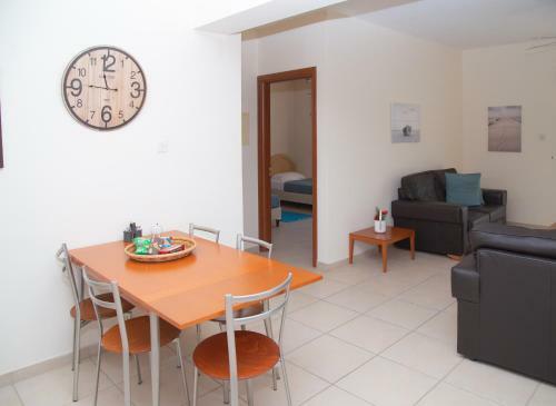 2 Br Cates Top Floor Peaceful Apartment With Pool!