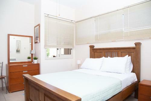 2 Br Cates Top Floor Peaceful Apartment With Pool!