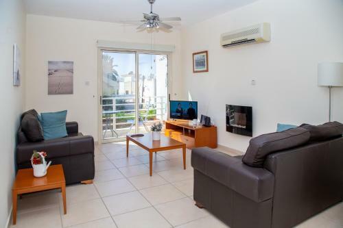 2 Br Cates Top Floor Peaceful Apartment With Pool!