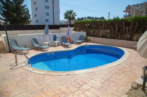 2 Br Cates Top Floor Peaceful Apartment With Pool!