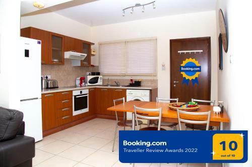 2 Br Cates Top Floor Peaceful Apartment With Pool!