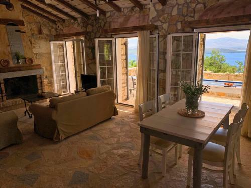 Scirocco & Folitsa Villas