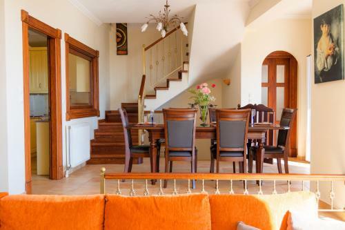 Villa Dinos