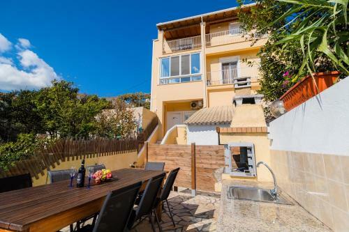 Villa Dinos