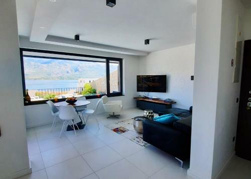 Pool And Sea Luxury Apartment