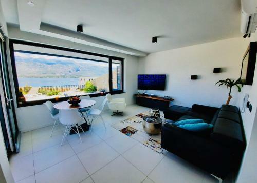 Pool And Sea Luxury Apartment