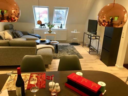 2 Br Apartment On Walk Street