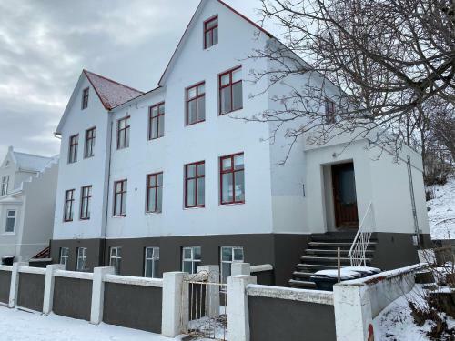 Central And Cosy Apartment With Free Parking