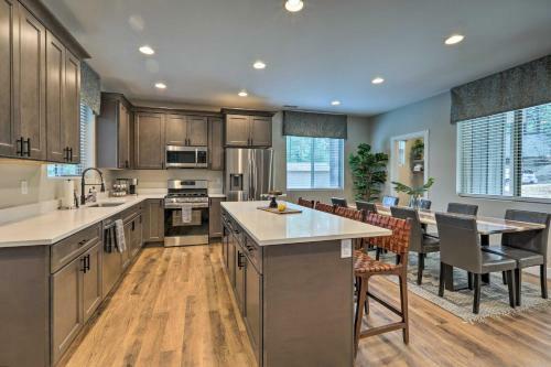 Lavish Natl Forest Retreat With Deck And Views!