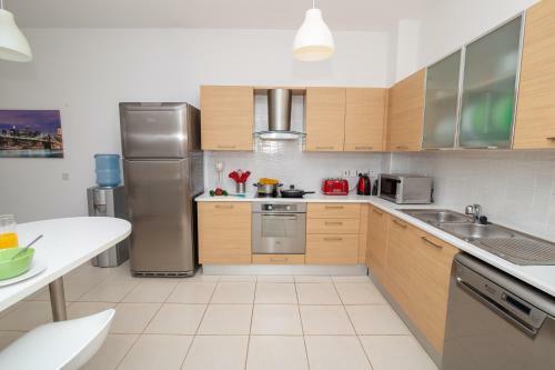 "the Good Times" Apartment