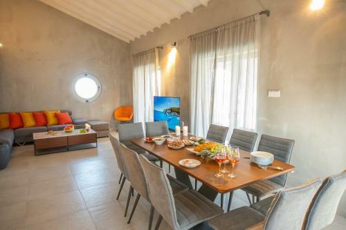 Villa Protaras Art House Seviews