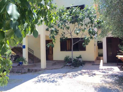 Apartments With A Parking Space Vinisce, Trogir - 17062