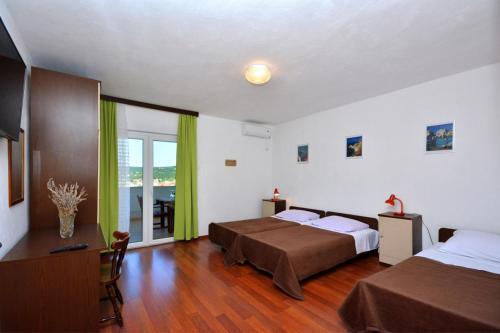 Apartments With A Parking Space Vinisce, Trogir - 14407