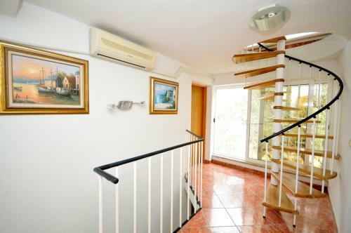 Holiday House Mili