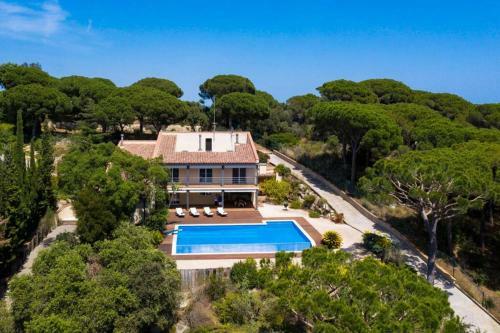 Mediterranean Villa With Pool Near Barcelona