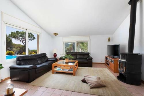 Mediterranean Villa With Pool Near Barcelona