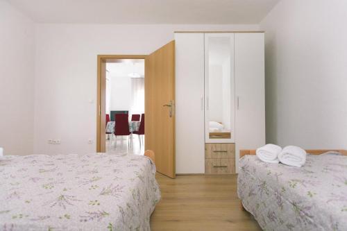 Apartments With A Parking Space Vinisce, Trogir - 18073