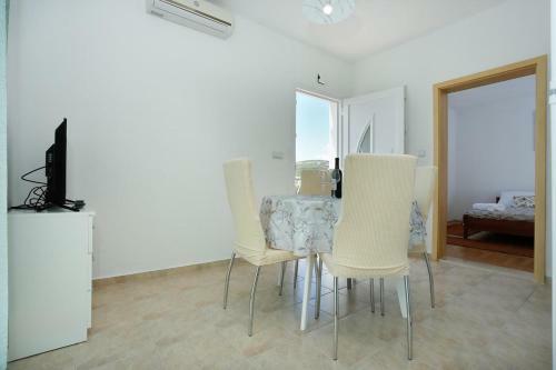 Apartments With A Parking Space Vinisce, Trogir - 18073