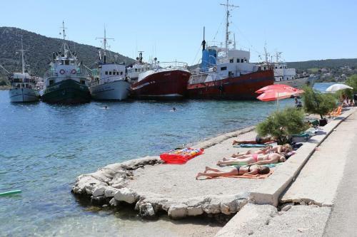 Apartments With A Parking Space Vinisce, Trogir - 18073