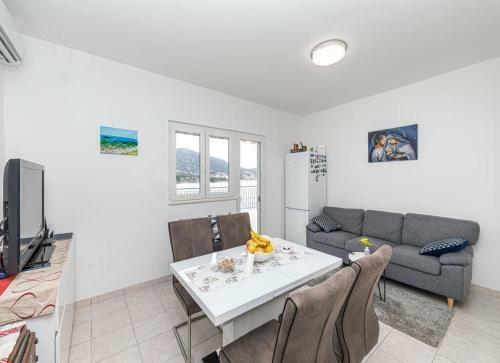 Apartment Ivica - Sea View