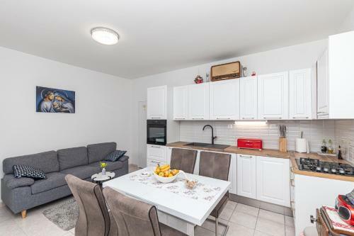 Apartment Astrid 5 M From Beach