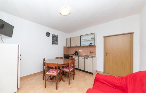 Stunning Apartment In Vinisce With 2 Bedrooms