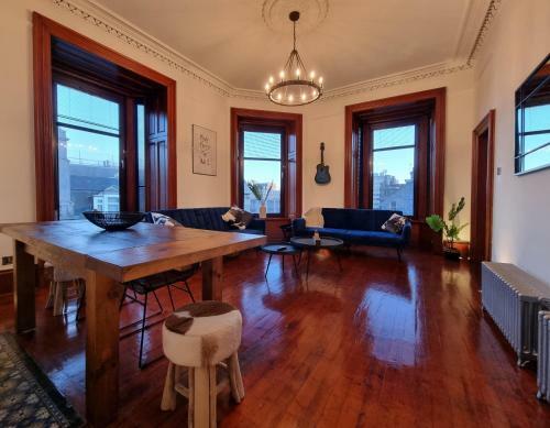 Luxury 2 Bedroom City Centre Apartment With Panoramic Views And High Ceilings