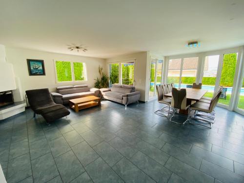 Leon's Holiday Homes Villa 1