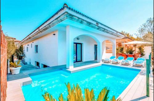 Villa De Dise�o Con Piscina Privada