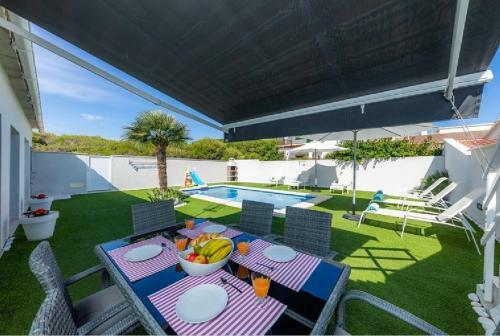 Villa Con Piscina Junto Al Mar
