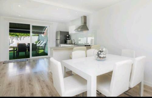 Villa Con Piscina Junto Al Mar