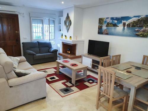 Spacious Ground Floor Apartment With Garden & Communal Pool