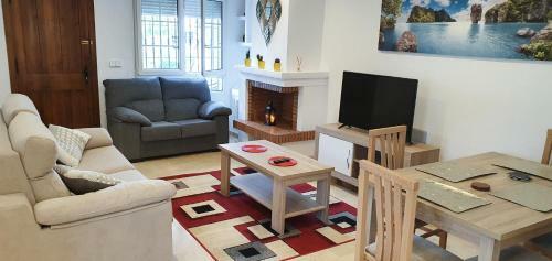 Spacious Ground Floor Apartment With Garden & Communal Pool