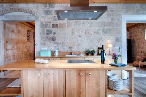 Stone Villa Lemon With Pool In Vis