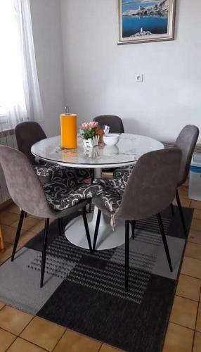 Mika Apartmani