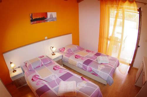 House Elvis, Sveti Kirin