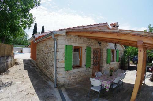 House Elvis, Sveti Kirin