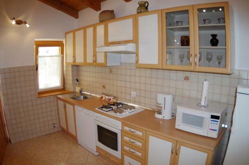 House Elvis, Sveti Kirin