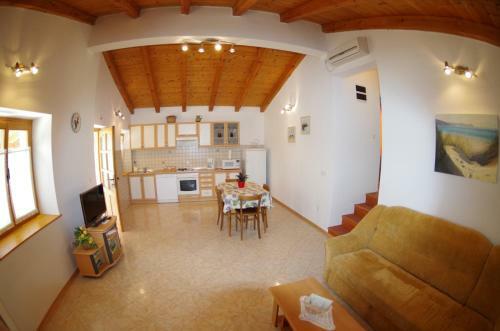 House Elvis, Sveti Kirin