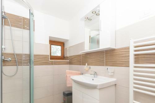 Spacious Holiday Home Guran